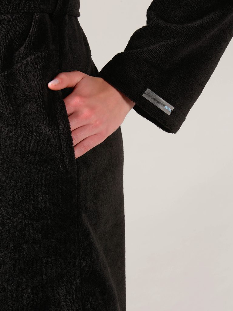 Korte zwarte damesbadjas met capuchon van Taubert-1500
