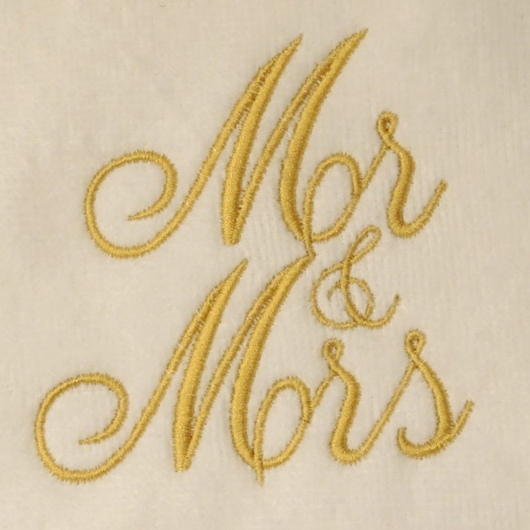 Mr & Mrs ontwerp tweemaal in goud geborduurd-0
