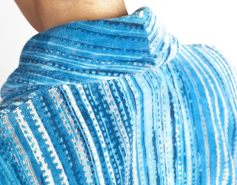 Luxe designbadjas met sjaalkraag in diverse blauwe tinten van Elaiva-1732