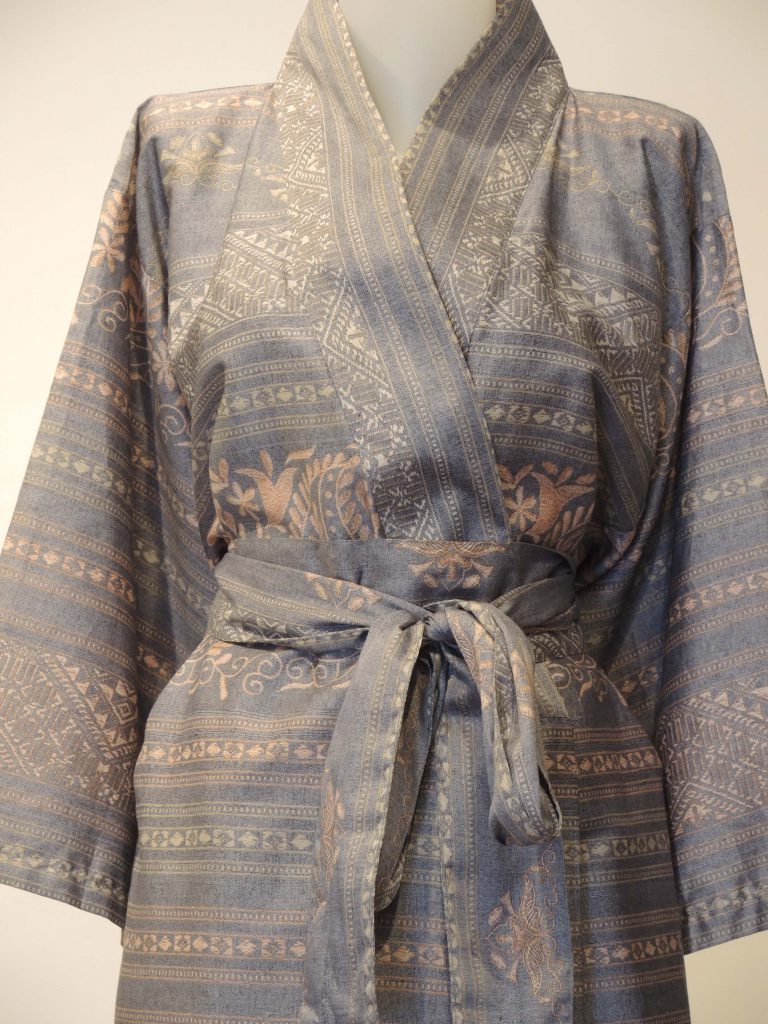 Lichtgrijze kimono met oosterse motieven van Bassetti-1840