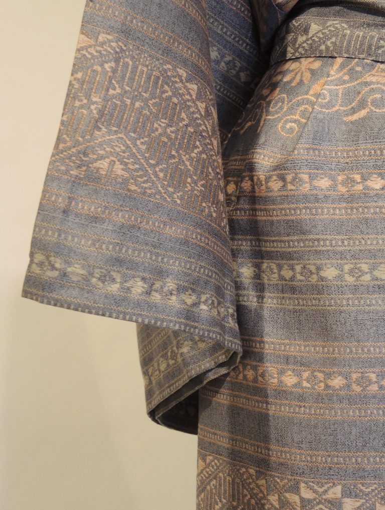 Lichtgrijze kimono met oosterse motieven van Bassetti-1842